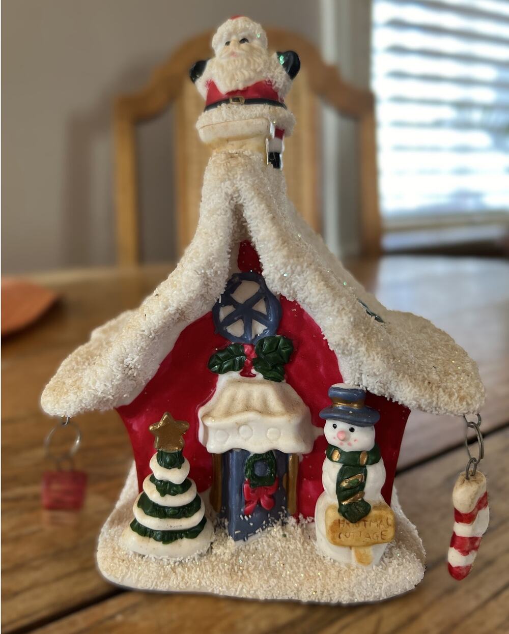 K's Collection 6" height and 4" length Christmas Winter House.